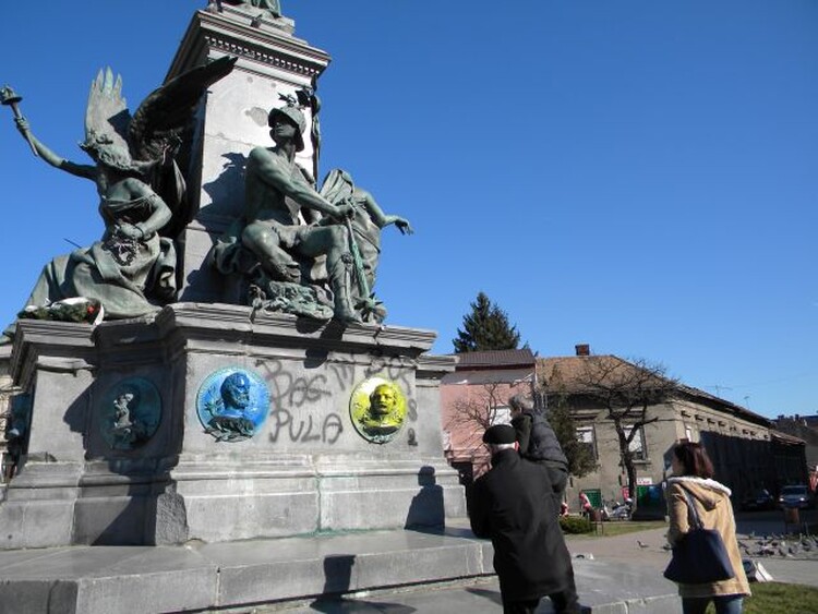 <em>Hír szerkesztése</em> Az EMNP és az EMNT közöss nyilatkozata a szoborgyalázásról