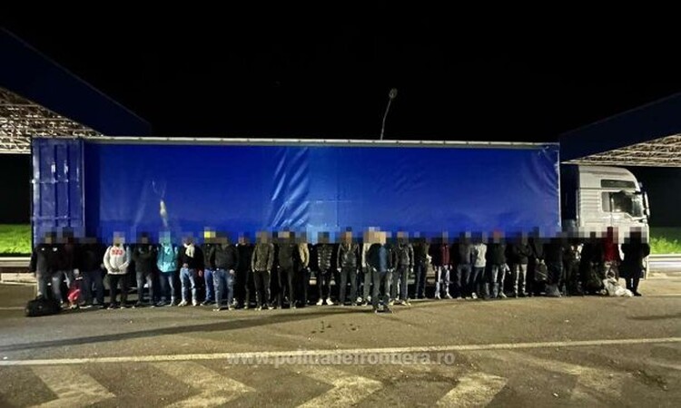 <em>Hír szerkesztése</em> Negyven migránst találtak egy kamionban