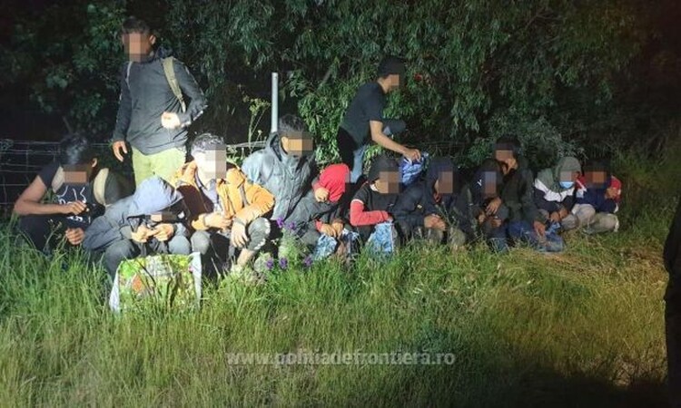 <em>Hír szerkesztése</em> Huszonöt fős migránscsoportot tartóztattak fel a román–magyar határon