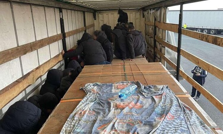 <em>Hír szerkesztése</em> Több mint harminc migráns zsúfolódott egy kamion rakterébe