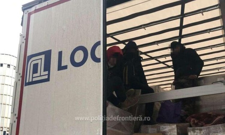 <em>Hír szerkesztése</em> Három kamion rakterében 15 migránsra bukkantak a határőrök