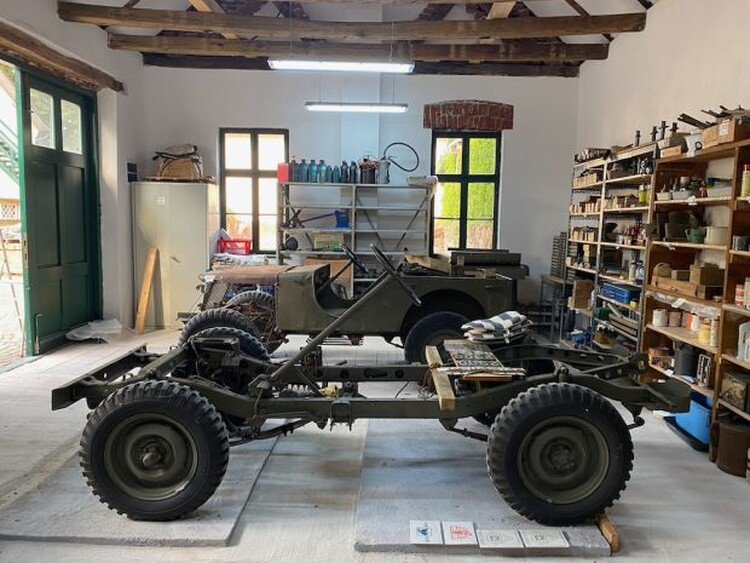 <em>Hír szerkesztése</em> Péntektől látogatható Mihály király autószerelő műhelye