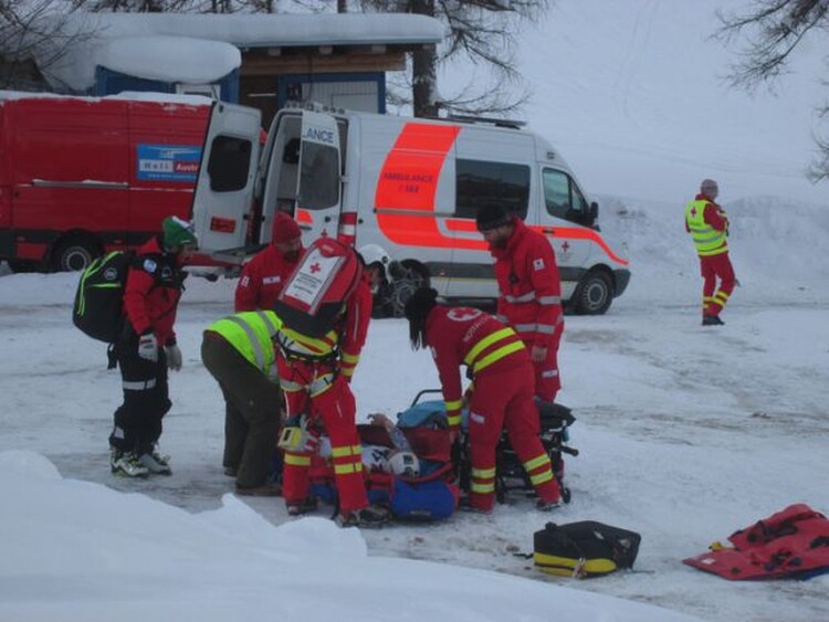 <em>Hír szerkesztése</em> Mentőhelikopter vitte le a pályáról Miklós Editet [VIDEÓ]