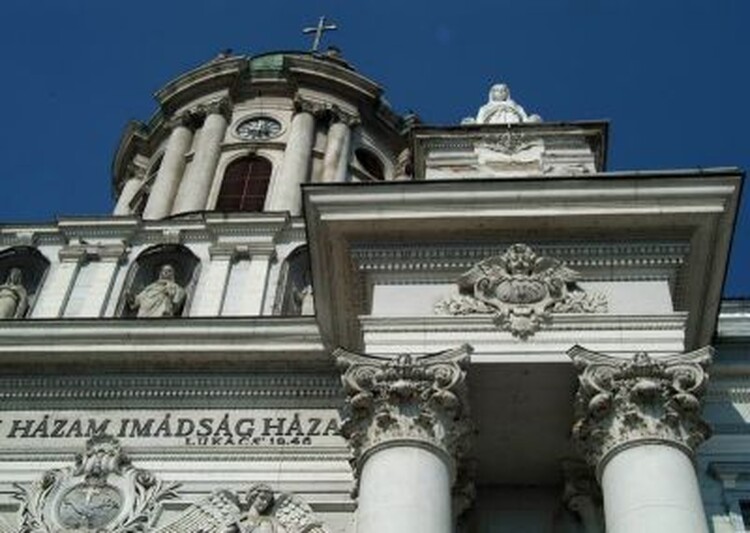 <em>Hír szerkesztése</em> Bérmálás a minorita templomban