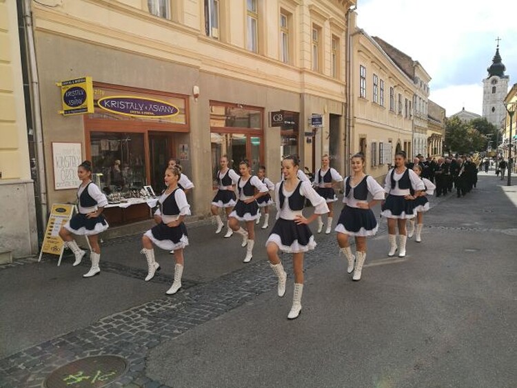 <em>Hír szerkesztése</em> Aradi menettáncosok Pécsett