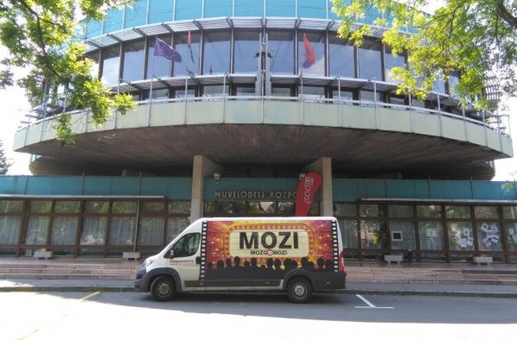 <em>Hír szerkesztése</em> Aradon és Pécskán a Mozgó Mozi