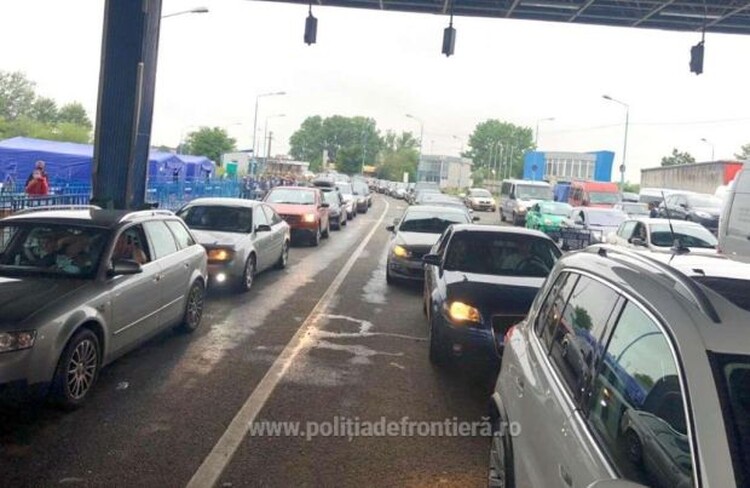 <em>Hír szerkesztése</em> Háromórás a várakozási idő Nagylaknál