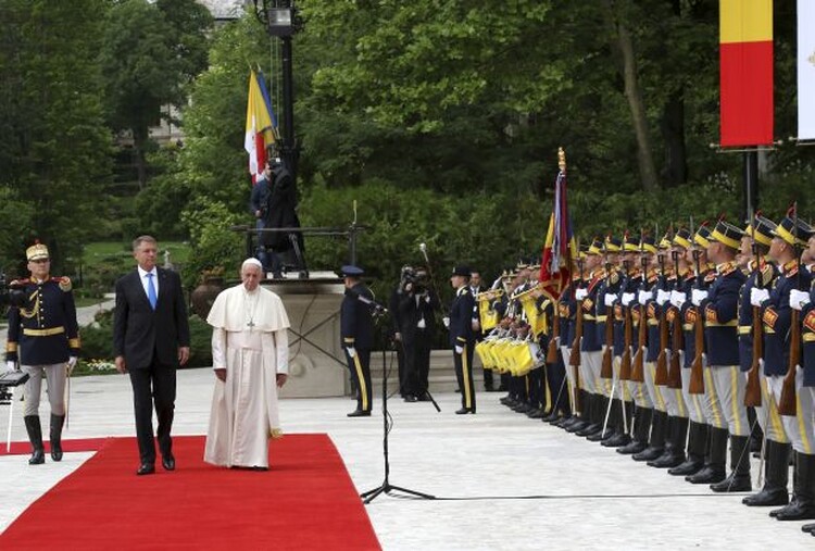 <em>Hír szerkesztése</em> Megkezdte háromnapos romániai látogatását Ferenc pápa