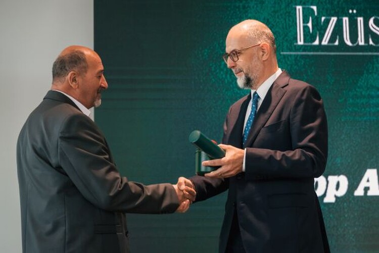 <em>Hír szerkesztése</em> Ezüstfenyő-díjat kapott Papp Attila nagyiratosi polgármester [FRISSÍTVE]