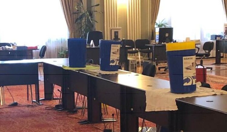 <em>Hír szerkesztése</em> Beázik az RMDSZ-es frakcióterem Bukarestben