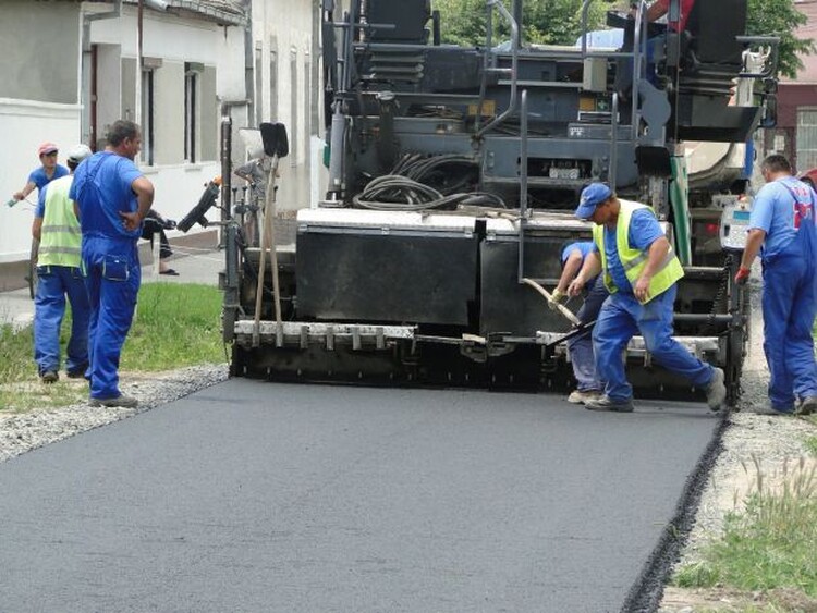 <em>Hír szerkesztése</em> Húsz pécskai utcában aszfaltoznak