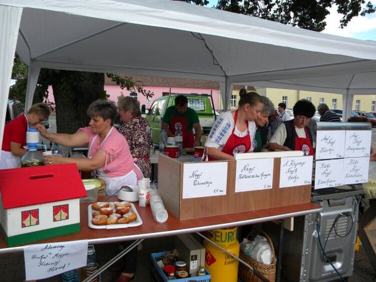 <em>Hír szerkesztése</em> Mindent megmozgatnak Pécskán a közösségi házért
