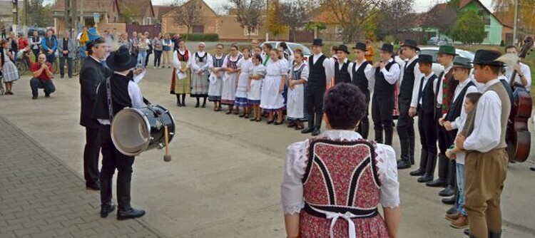 <em>Hír szerkesztése</em> Toborzás és látványos néptáncgála Pécskán