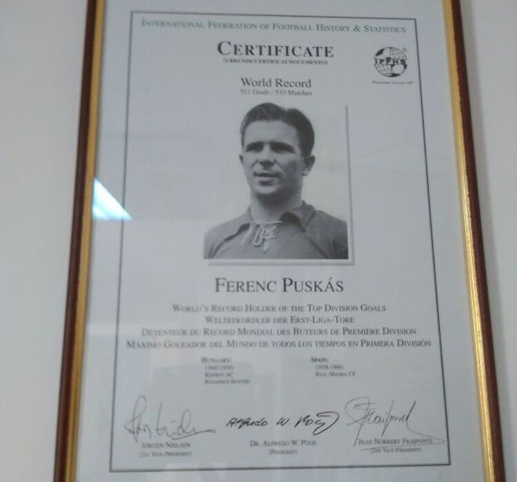 <em>Hír szerkesztése</em> Május 3-ig láthatók Aradon Puskás Öcsi ereklyéi