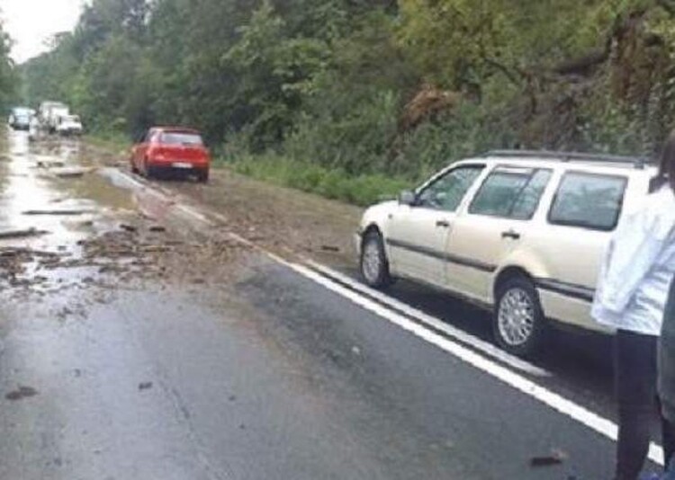 <em>Hír szerkesztése</em> Balesetveszélyessé vált a 7-es út a ráhordot sár miatt