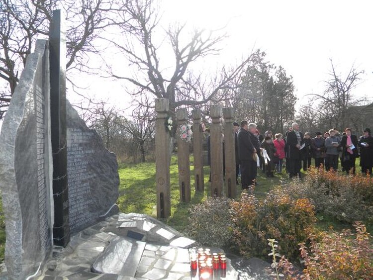 <em>Hír szerkesztése</em> A deportáltakra emlékeztek Simonyifalván