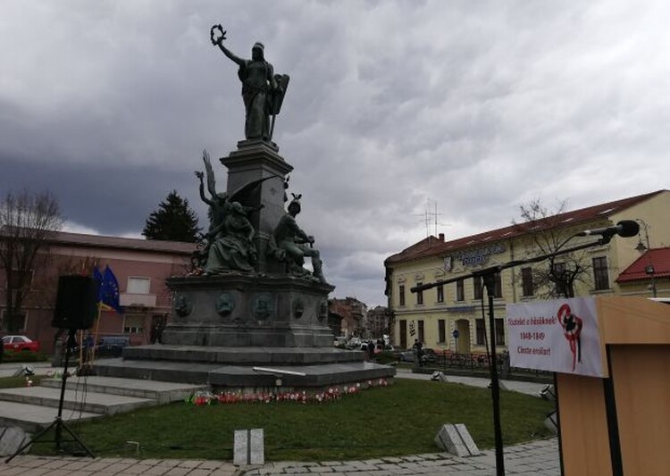 <em>Hír szerkesztése</em> Tizenöt éve áll újra köztéren a Szabadság-szobor