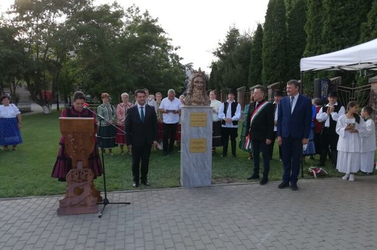 <em>Hír szerkesztése</em> Szent István-szobrot avattak Pécskán [AUDIÓ]