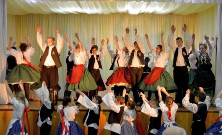 <em>Hír szerkesztése</em> Pécskai táncjáték a hősök emlékére