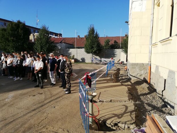 <em>Hír szerkesztése</em> Két hétig online oktatásra térnek át a Csiky-ben [AUDIO]