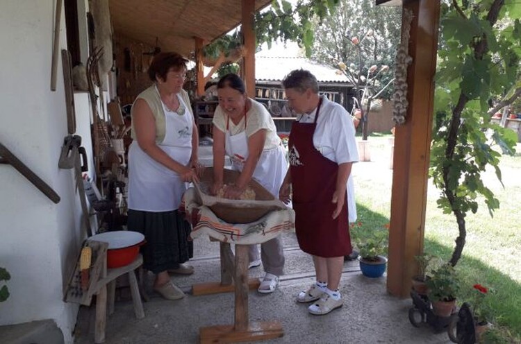 <em>Hír szerkesztése</em> Tarhonyakészítés a Tornyai Tájházban [AUDIO]