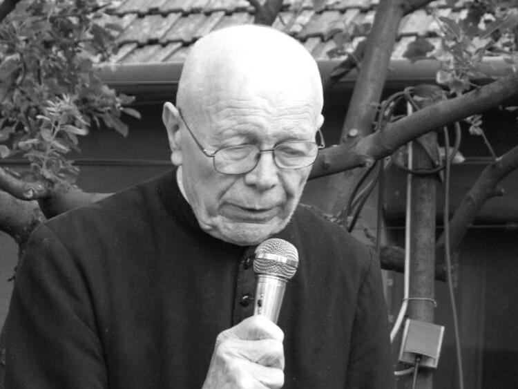 <em>Hír szerkesztése</em> Elhunyt Túry László pápai prelátus, nagyprépost