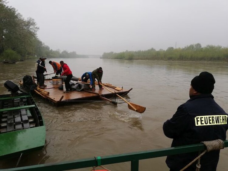 <em>Hír szerkesztése</em> Tovább indultak Aradról a tutajos gyergyói tűzoltók