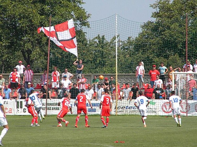 <em>Hír szerkesztése</em> Visszatérhetnek a stadionokba a szurkolók