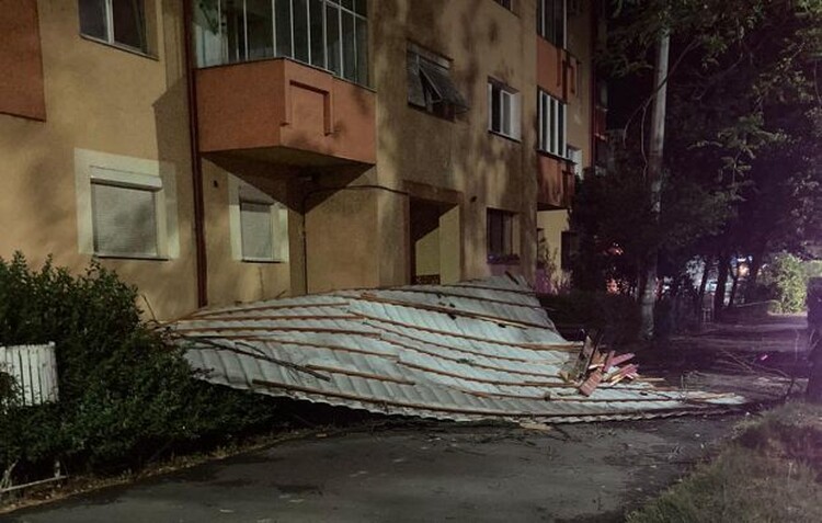 <em>Hír szerkesztése</em> Háztetőket rongált meg, fákat csavart ki a vihar Arad megyében [FRISSÍTVE]