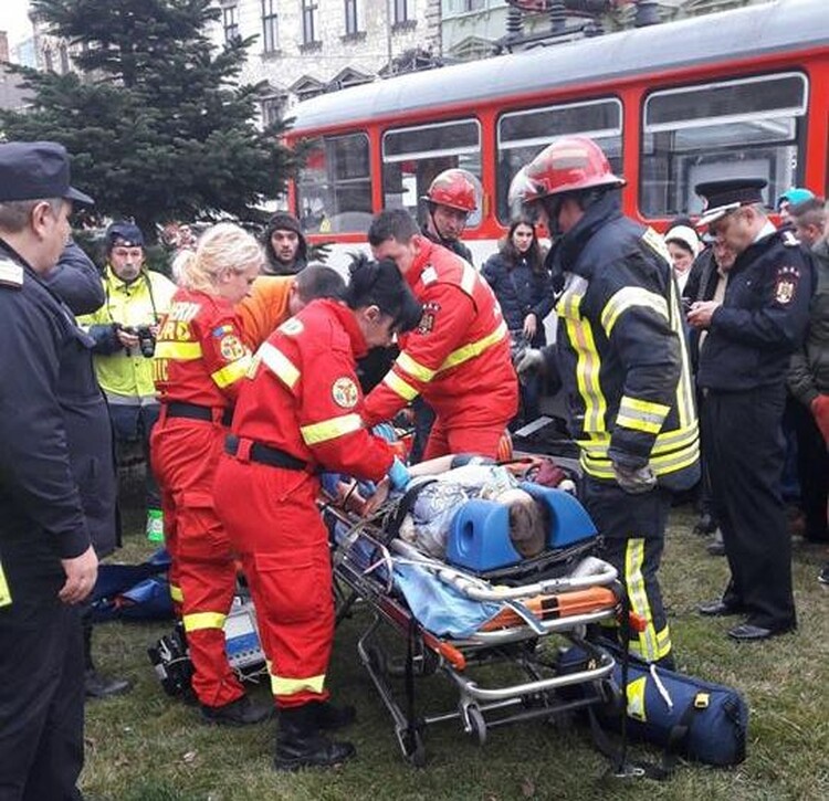<em>Hír szerkesztése</em> A tűzoltók mentették ki a villamos alól [VIDEÓ]