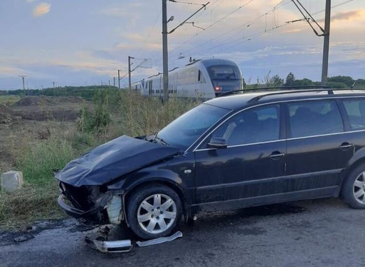<em>Hír szerkesztése</em> Autó és vonat ütközött Vingánál