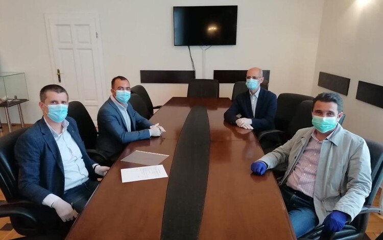 <em>Hír szerkesztése</em> Megyeszerte 59 ezer maszkot oszt szét az RMDSZ