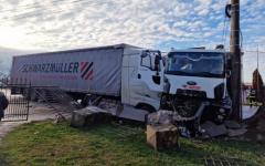<em>Hír szerkesztése</em> Összeütközött két teherautó Lippán