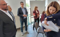 A választási bizottság elnöke átveszi az iratokat Veres Attila Csabától | Fotó: Pataky Lehel Zsolt