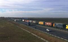 <em>Hír szerkesztése</em> Kilométeres kamionsorok a határátkelőhelyeken