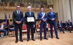 Kurunczi Ferencet (az oklevéllel) 2022-ben Kiválóság-díjjal jutalmazta az önkormányzat | A polgármesteri hivatal által közreadott felvétel